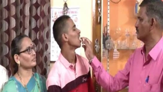 কর্ণাটকের বাগালকোট জেলার এক দম্পতি যেন জীবনের পাঠটাই নতুন করে শিখিয়ে দিলেন সমাজকে।